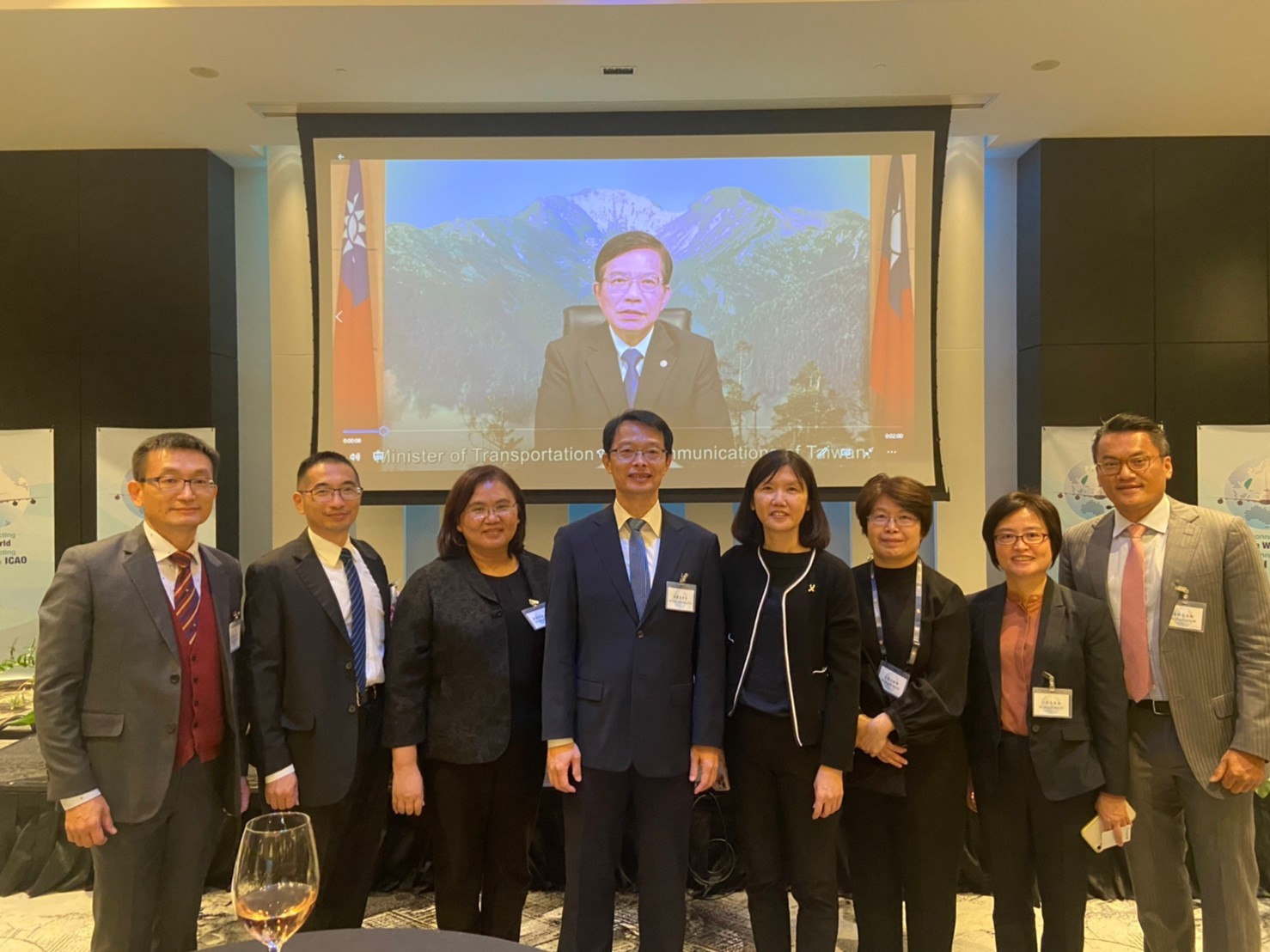行動團團員於外交酒會與部長預錄影片合影