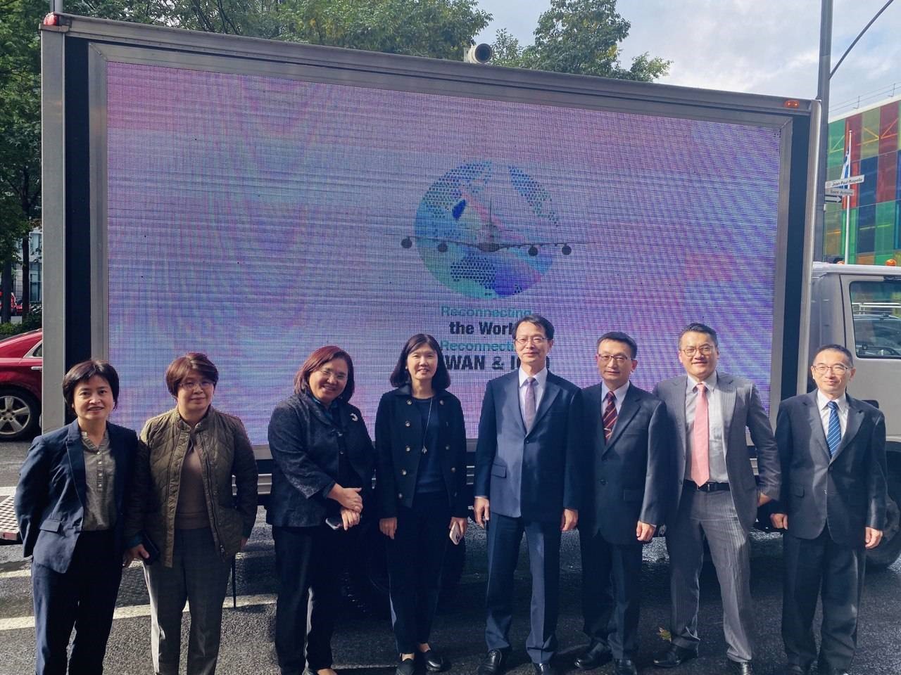 行動團團員與宣傳車合影